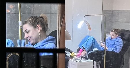 Pozbawiona makijażu Magdalena Narożna cała w błękicie relaksuje się na pedicure