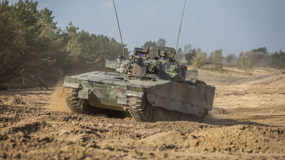 Holenderski CV90 z armatą kal. 35 mm na ćwiczeniach.