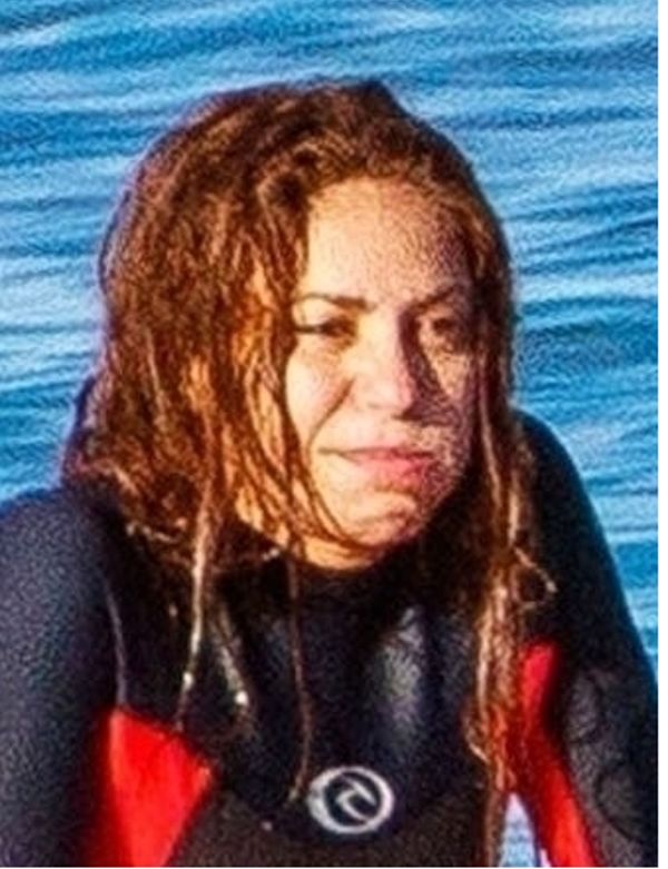 Shakira uczy się surfingu z synami pod okiem przystojnego intruktora