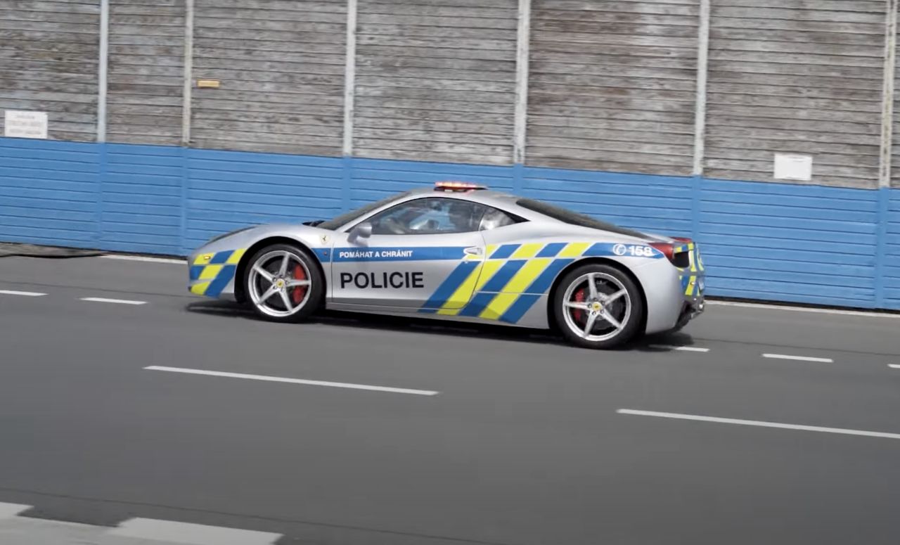 Policja ma Ferrari. Czesi po prostu je zabrali