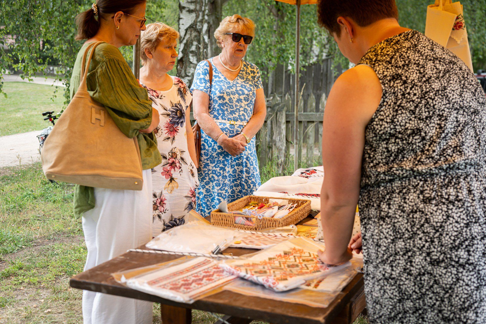 Odwiedzający Podlaskie Muzeum Kultury Ludowej mogli zanurzyć się w świat tradycji ludowej, poznając jej różnorodne oblicza – od dźwięków inspirowanych folklorem, przez dawne rzemiosło i kuchnię, aż po widowiskowe pokazy.