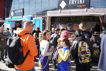 Łódź: Food Trucki przyciągnęły tłumy. Dobre jedzenie plus komiksy - to połączenie wzmaga apetyt...