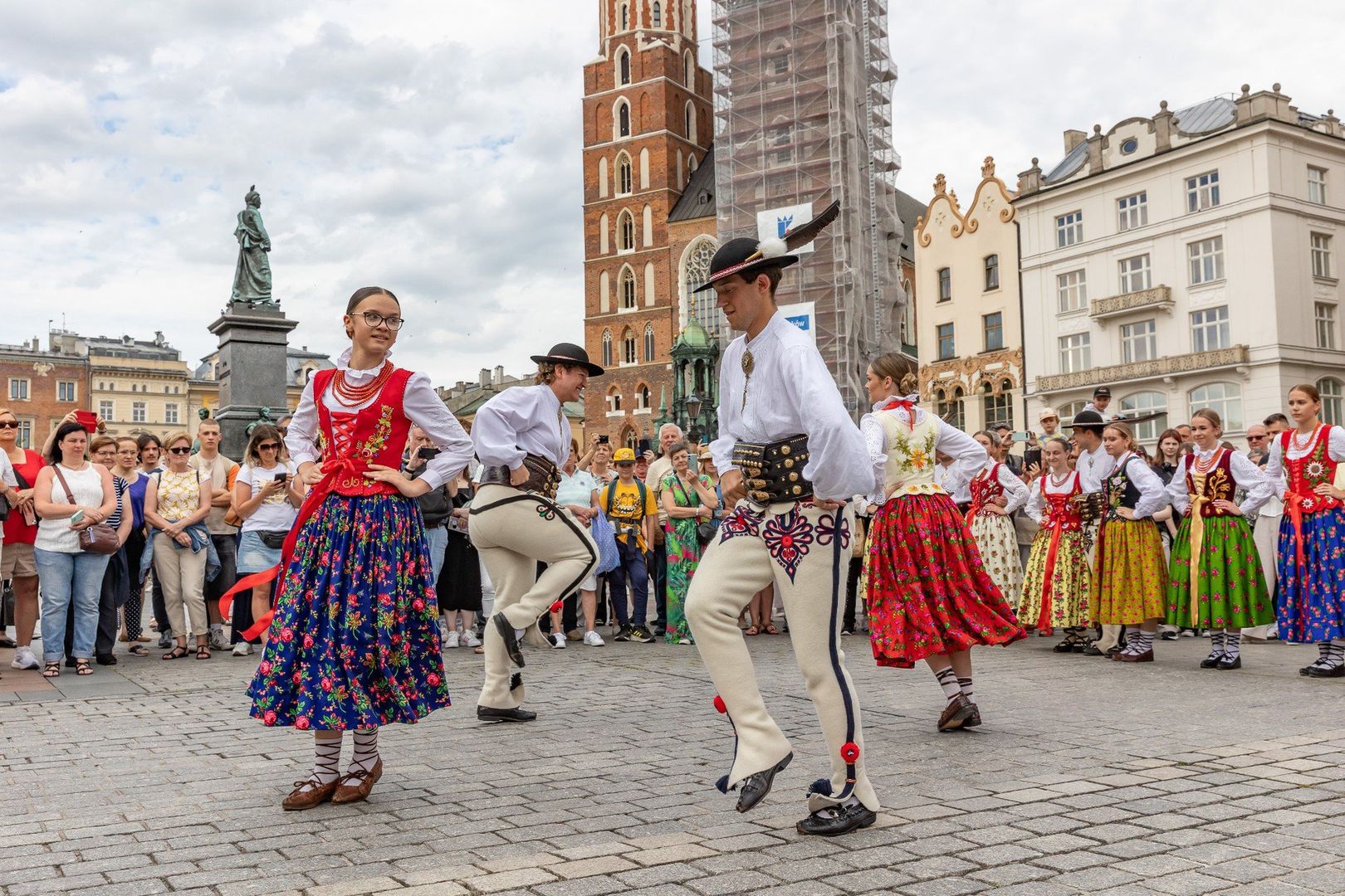 Zakopane promuje się na Rynku w Krakowie. Przyjechały zespoły folklorystyczne z muzyką, śpiewem i tańcem