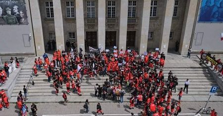 Śląskie. Ratownicy zagrozili sądem. Wojewoda podjął decyzję o wypłacie dodatków