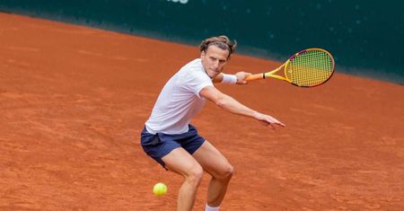Znasz go z boisk piłkarskich. Teraz uprawia inny sport