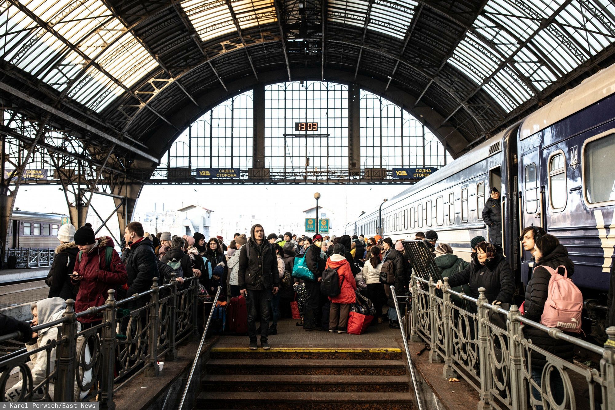 Tłum uchodźców na dworcu kolejowym we Lwowie, 13 marca 2022 r.