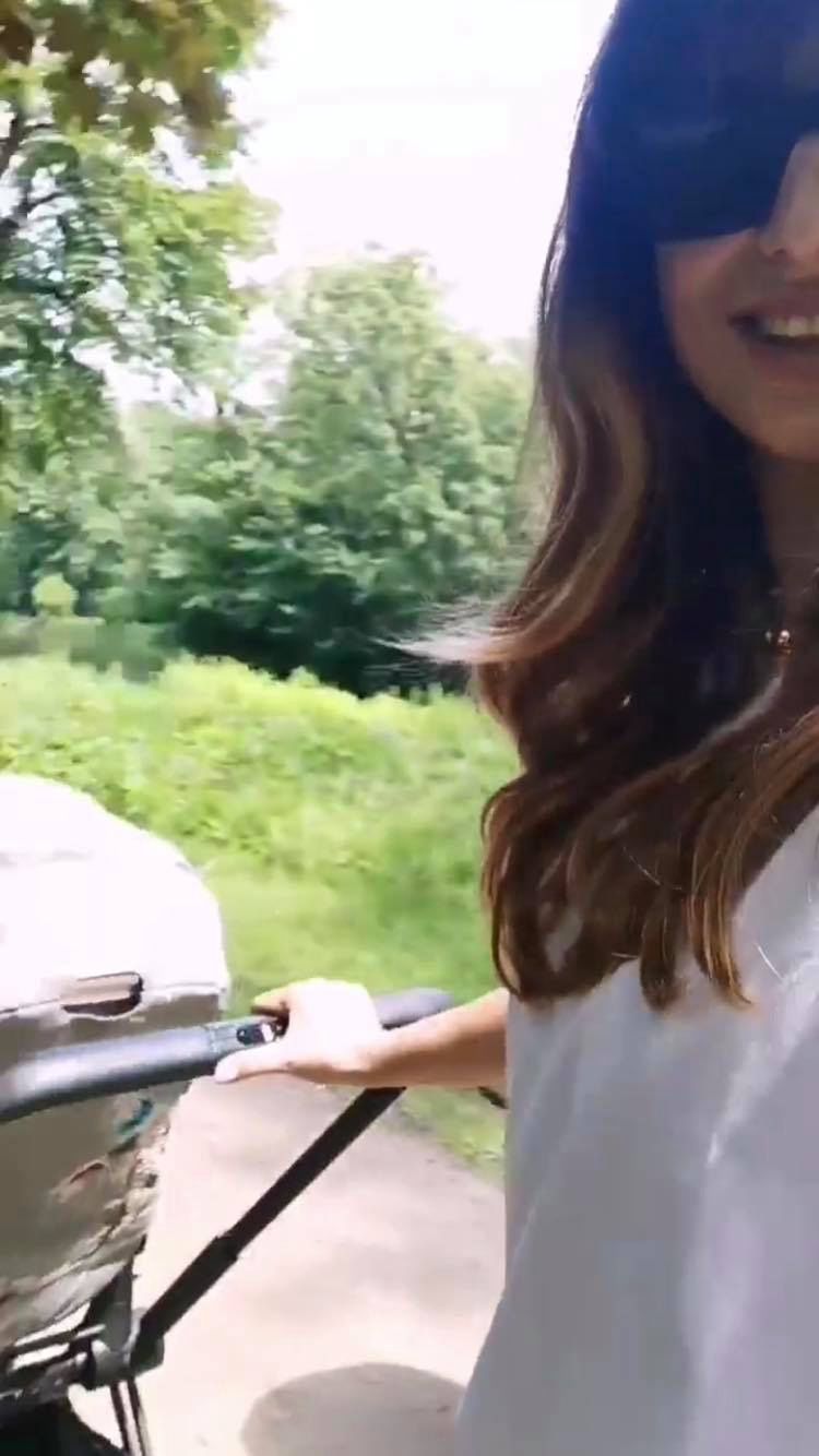 Anna i Robert Lewandowscy na rodzinnym spacerze z Laurą i Klarą