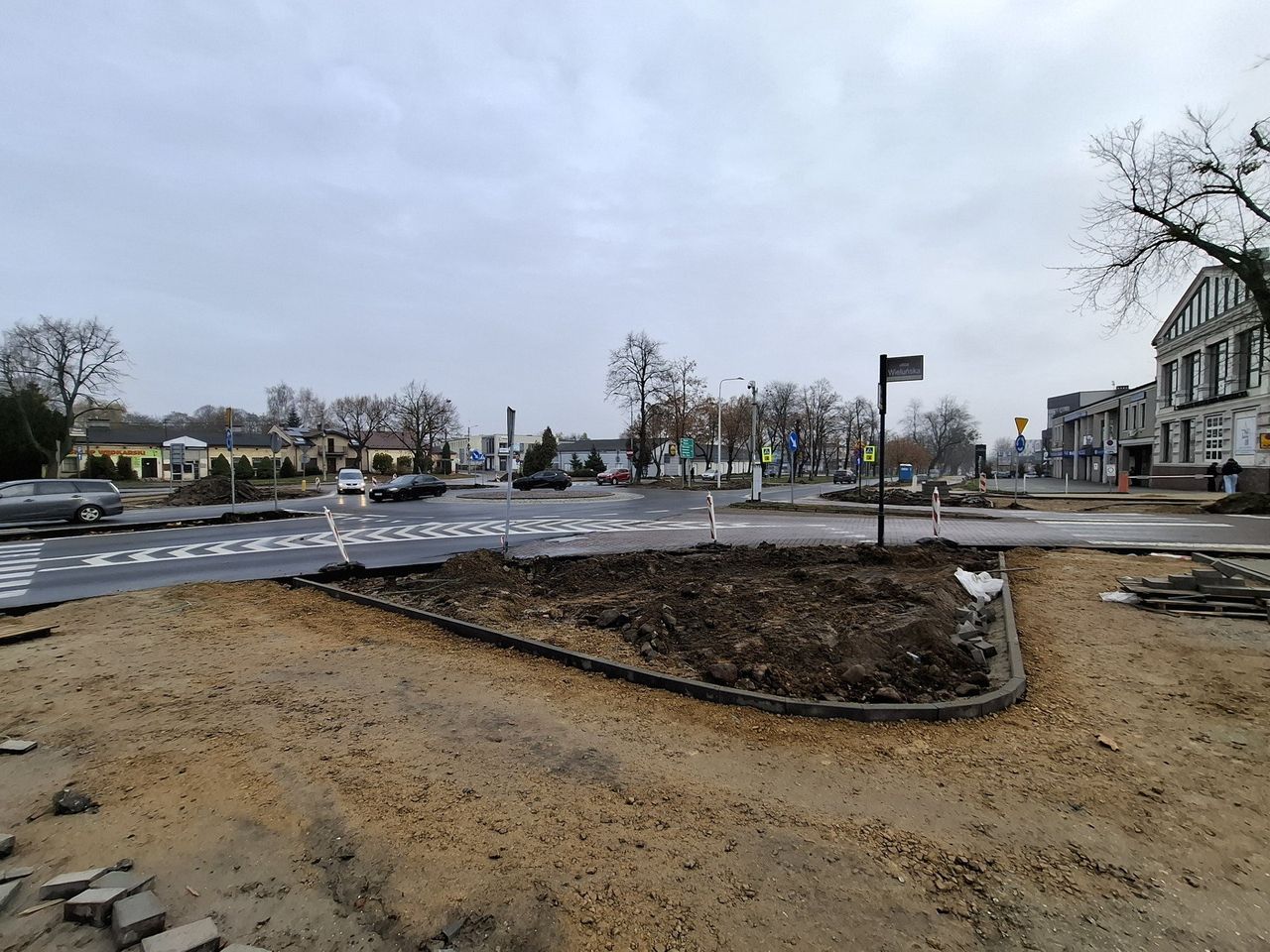 Częstochowa: Drogowcy pracują na Rynku Wieluńskim. Powstają nowe chodniki i drogi rowerowe