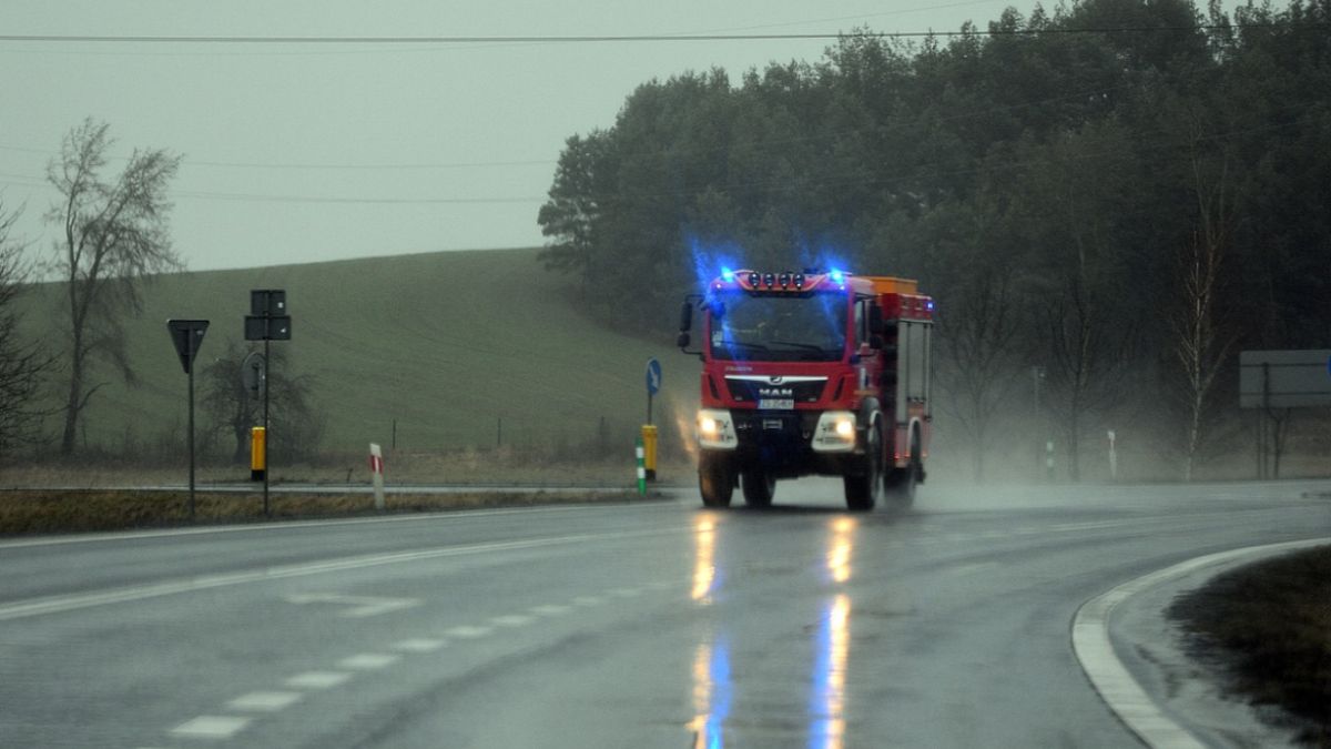 Senior uwięziony w wąskiej rurze pod przepustem drogowym