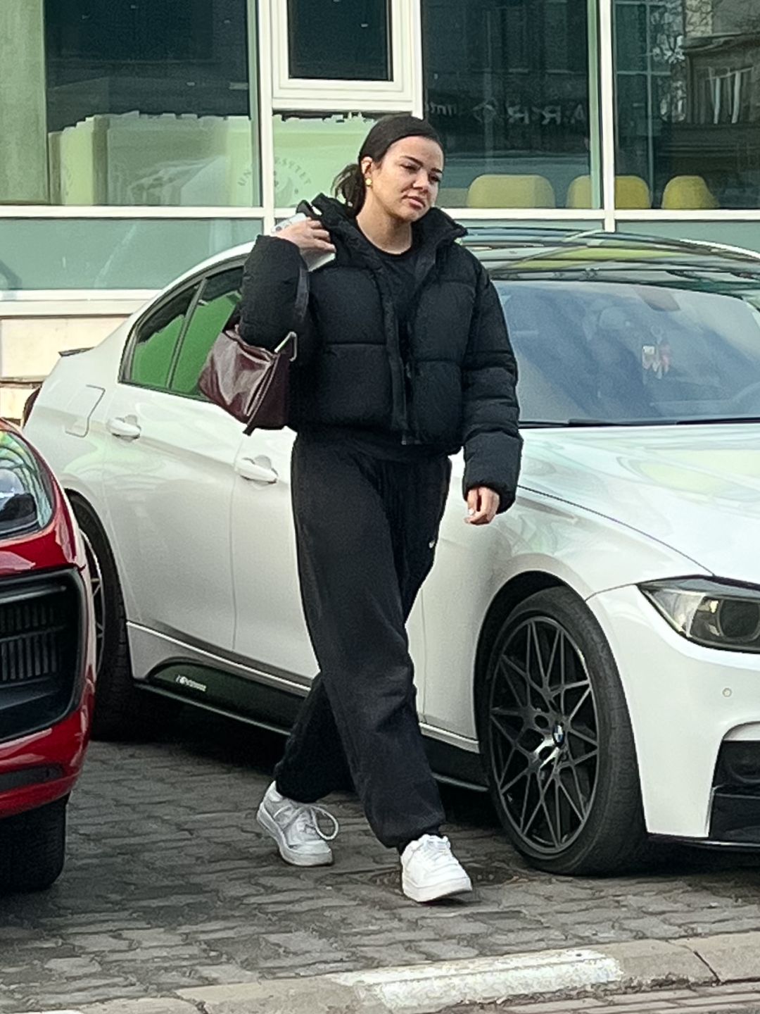 Lexy Chaplin wypluwa gumę na chodnik