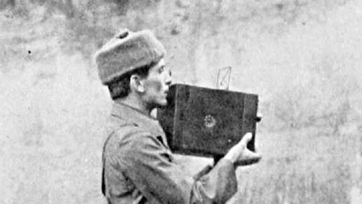 Brytyjski reporter wojenny Geoffrey Malins, filmujący aeroskopem w Belgii w 1914 r.