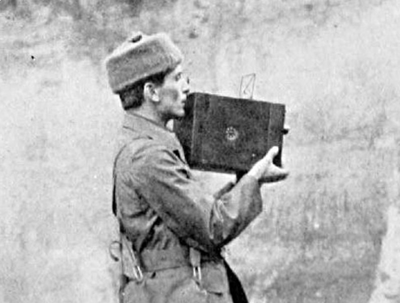 Brytyjski reporter wojenny Geoffrey Malins, filmujący aeroskopem w Belgii w 1914 r.