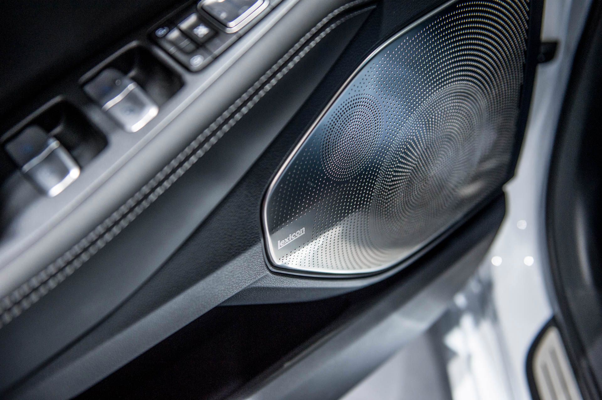 Wszyscy kopiują design Burmester dla Mercedesa... tu w Genesisie G80