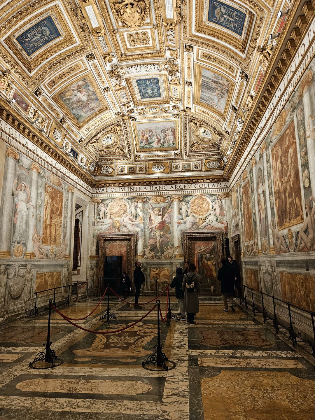 Imponująca budowla kryje tajemnicze wnętrza