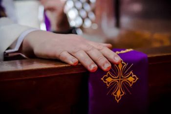Ksiądz z Ostrołęki oskarżony o nieobyczajne zachowanie. Duchowny odpowiada