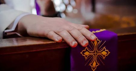 Ksiądz z Ostrołęki oskarżony o nieobyczajne zachowanie. Duchowny odpowiada