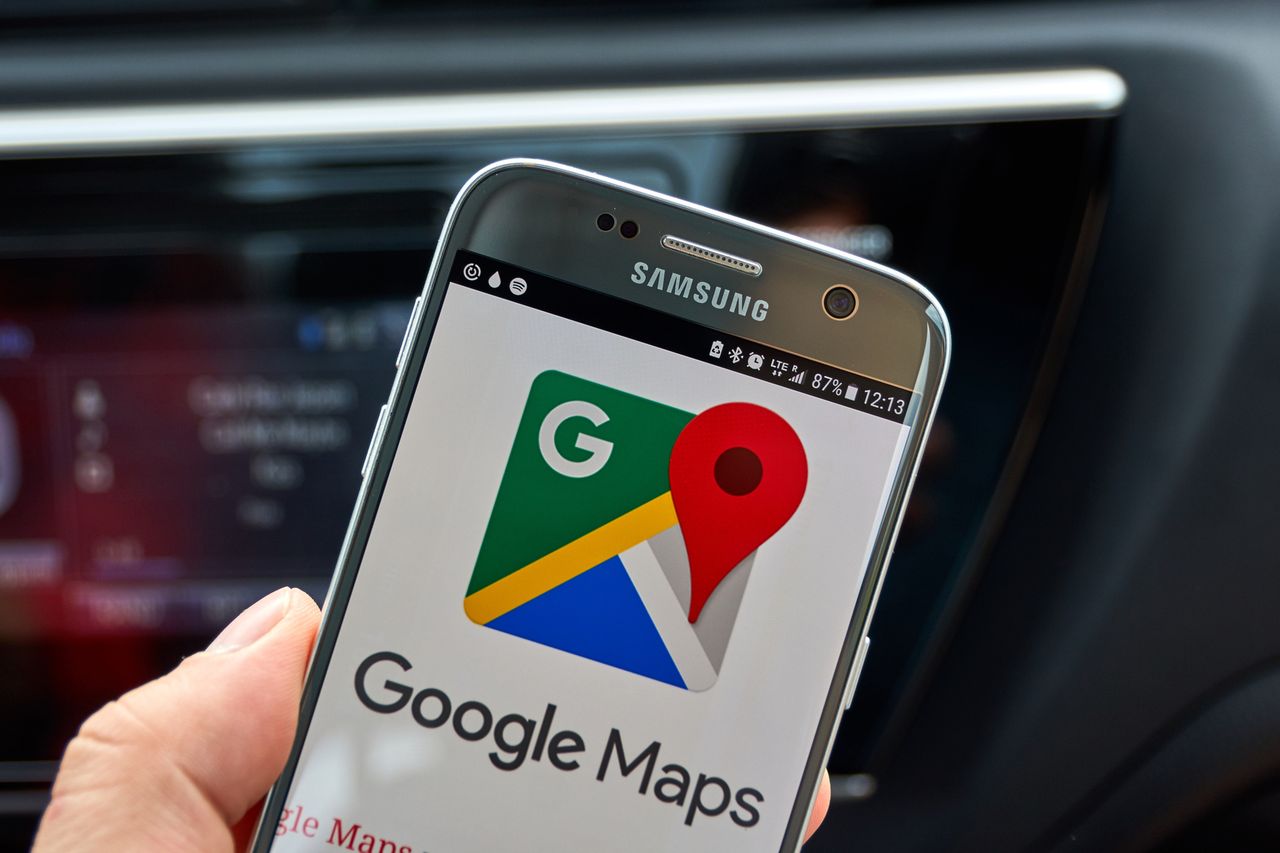 Asystent Google zaczyna trafiać do Map Google. (depositphotos)