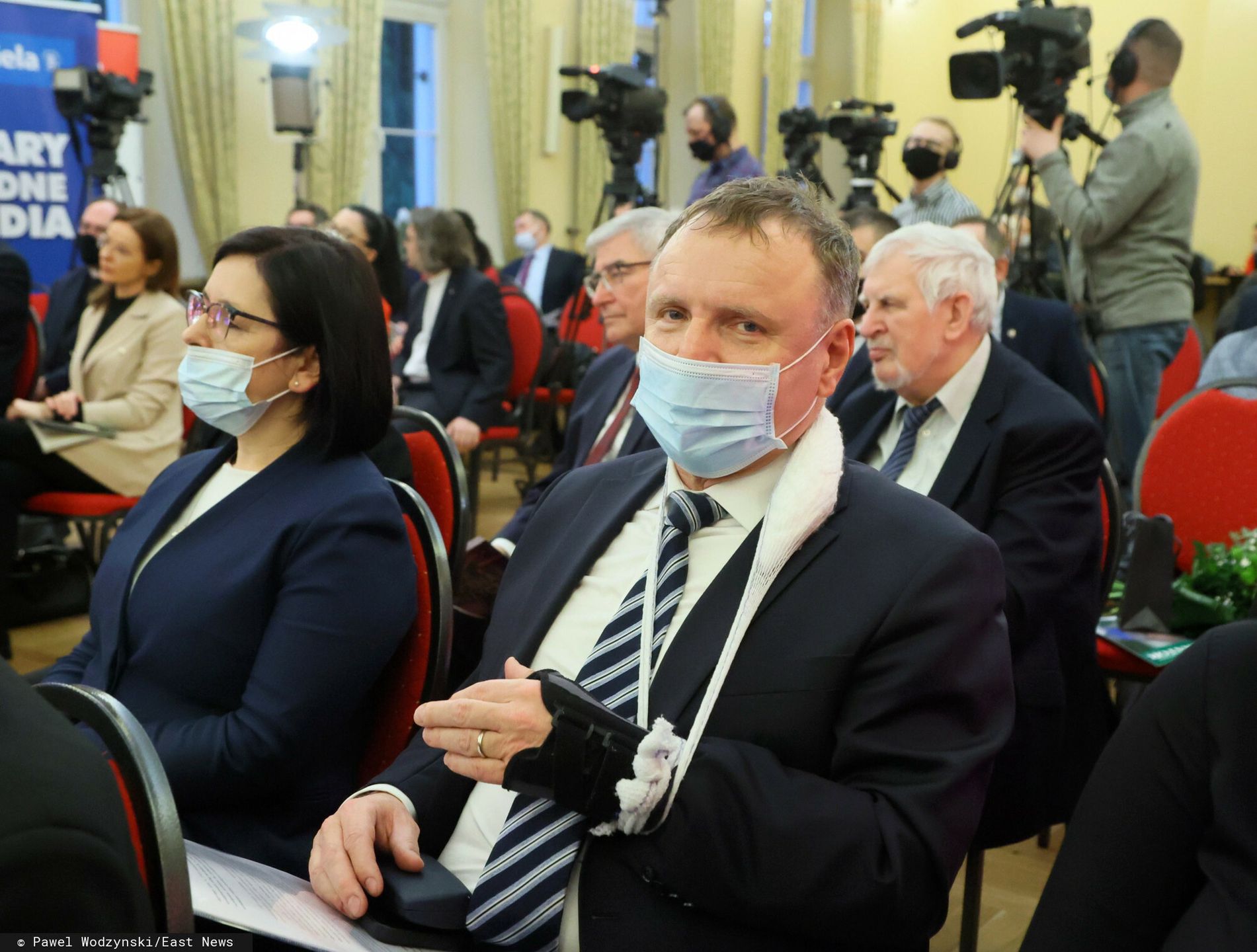 Jacek Kurski z ręką na temblaku