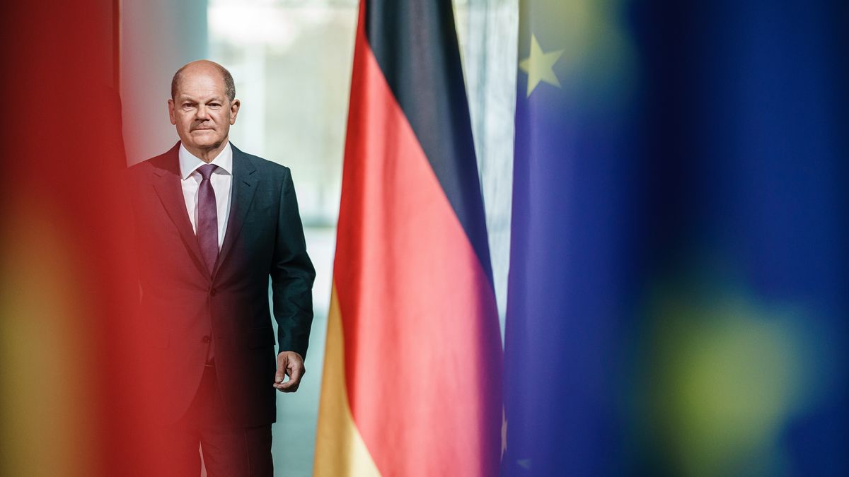 German Chancellor Olaf Scholz arrives for a statement at the Chancellery in Berlin, Germany, 19 April 2022. German Chancellor Olaf Scholz delivered a statement after telephone talks with leaders of USA, France, Poland, Romania, Japan, Great Britain, Italy, European Council, European Commision and NATO. EPA/CLEMENS BILAN / POOL Dostawca: PAP/EPA.