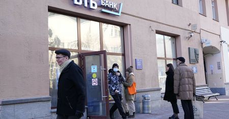 Rosyjski bank centralny uderza w samych Rosjan. Wprowadza limity wypłat