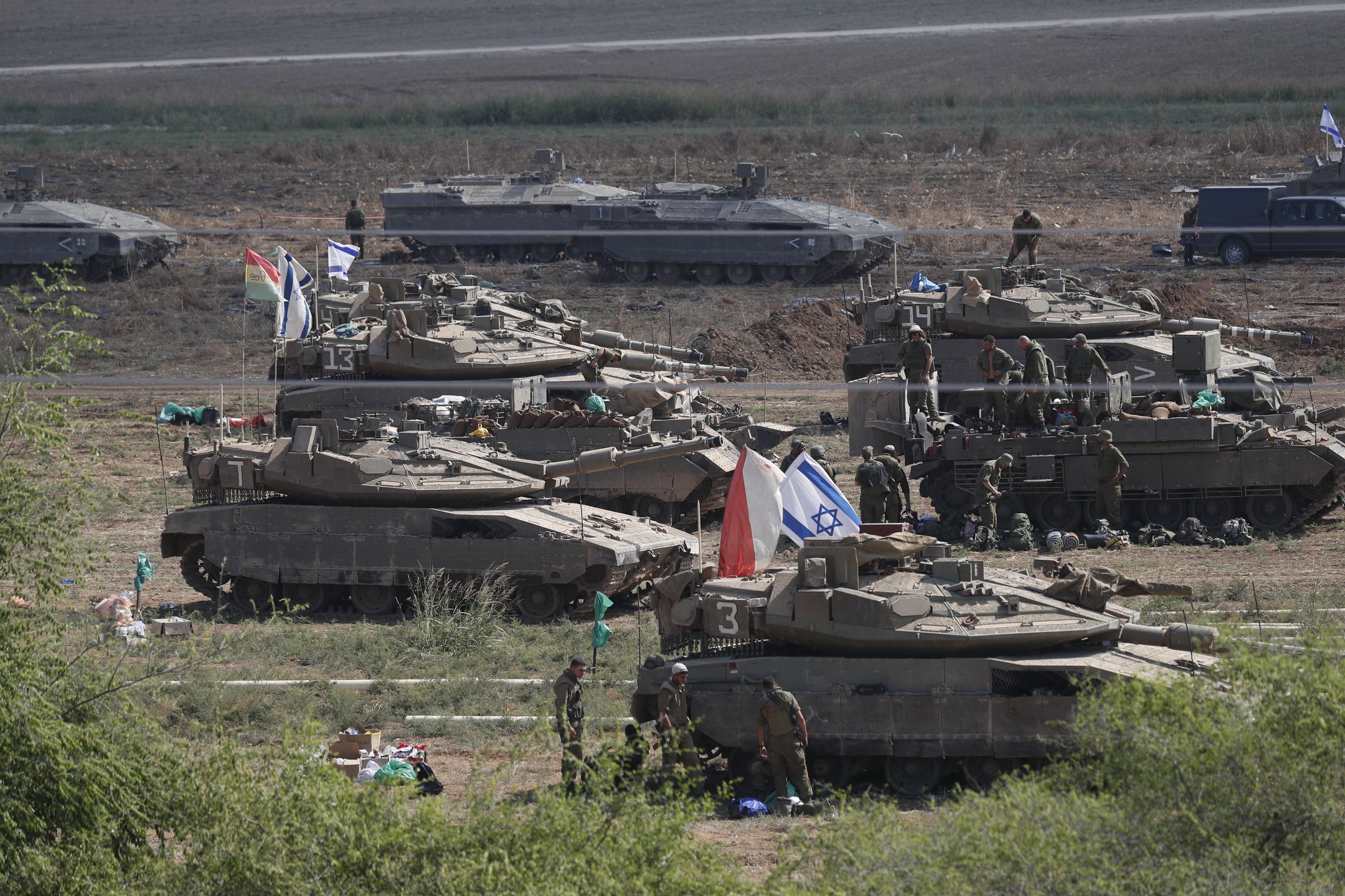 epaselect epa10918395 Israeli troops with 'Merkava' battle tanks muster at a gathering site at an undisclosed location along the borderline with Gaza, 14 October 2023. The Israeli Defense Force (IDF) on 13 October had called for the evacuation of all civilians of northern Gaza ahead of an expected ground invasion. More than 1,300 Israelis have been killed and over 3,200 others injured, according to the IDF, after the Islamist movement Hamas launched an attack against Israel from the Gaza Strip on 07 October. More than 1,700 Palestinians have been killed and over 7,380 others injured in Gaza since Israel launched retaliatory air strikes, the Palestinian health ministry said. EPA/ATEF SAFADI Dostawca: PAP/EPA.