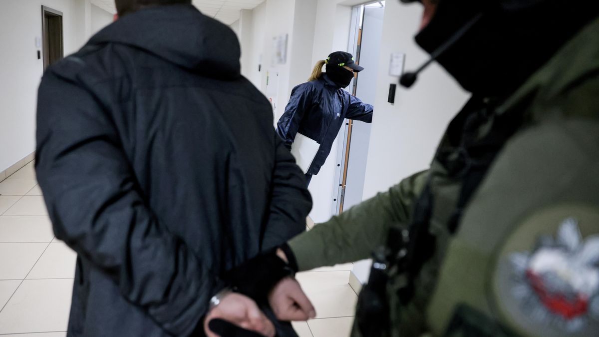 Leszek Szyma�ski
funkcjonariusz, ilustracja, ilustracyjne, jednostka organizacyjna, jednostka Policji, kajdanek, kajdanki, �amanie prawa, na r�kach, obezw�adniania, obezw�adnianie, policja, policjant, policji, prawo, przes�uchanie, przest�pca, zak�adanie, zatrzymanie, zatrzymany, doprowadzanie, doprowadzenie, korytarz, korytarzem, podejrzanego, zatrzymanego, w kajdankach, zakucie w kajdanki, zakuty w kajdanki