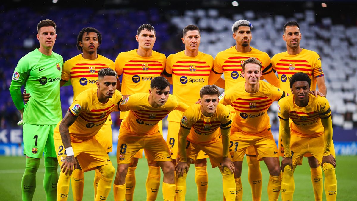 BARCELONA, SPAIN - MAY 14: Barcelona players pose for the photo prior to the LaLiga Santander match between RCD Espanyol and FC Barcelona at RCDE Stadium on May 14, 2023 in Barcelona, Spain. (Photo by Eric Alonso/Getty Images)