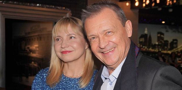 Jan Frycz aż TRZY RAZY brał ślub. Pierwsze małżeństwo określił jako "bez sensu". Kim jest jego obecna wybranka serca?