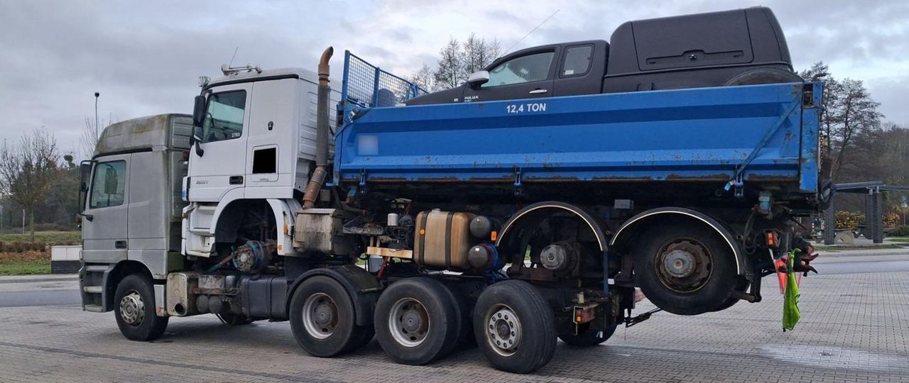 Ciężarówka na ciężarówce, a na niej pickup. Kara nie mogła być inna