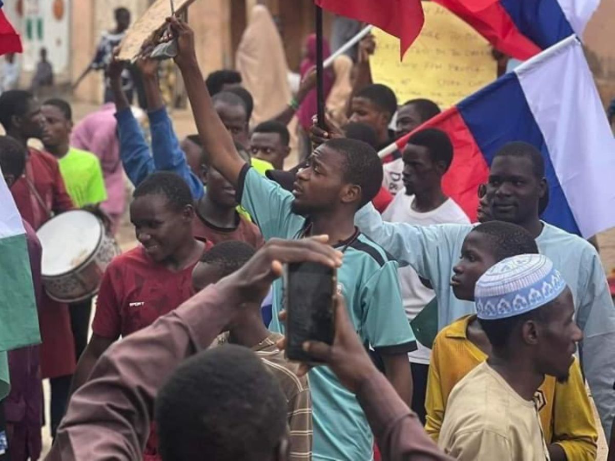 Rosyjskie flagi na manifestacjach w Nigerii. To nie jest przypadek