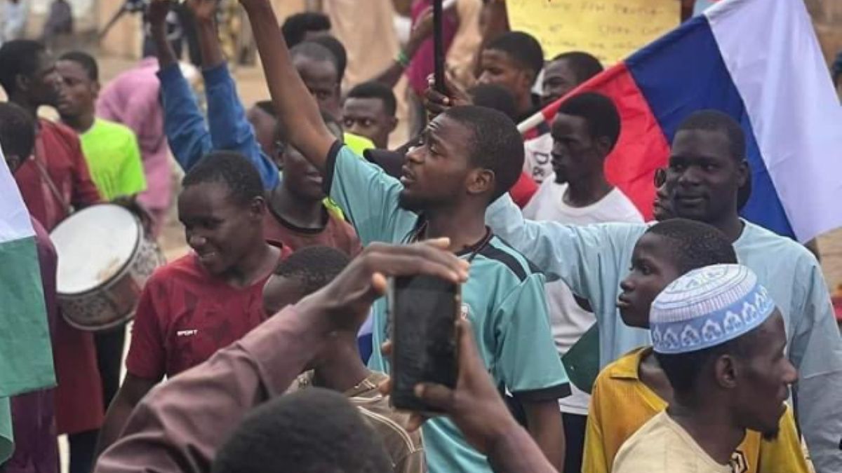 Protesty w Nigerii. Pojawiły się na nich rosyjskie flagi. Ambasada Federacji Rosyjskiej zabiera głos.