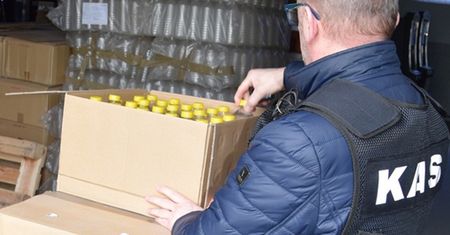 Alkohol z kontrabandy w szpitalu w Kościerzynie. KAS już przekazał medykom 10 tysięcy litrów