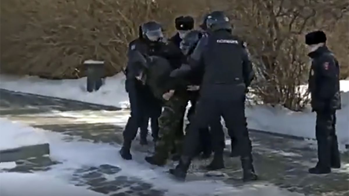 Policja w Jekaterynburgu brutalnie zatrzymała jednego z protestujących
