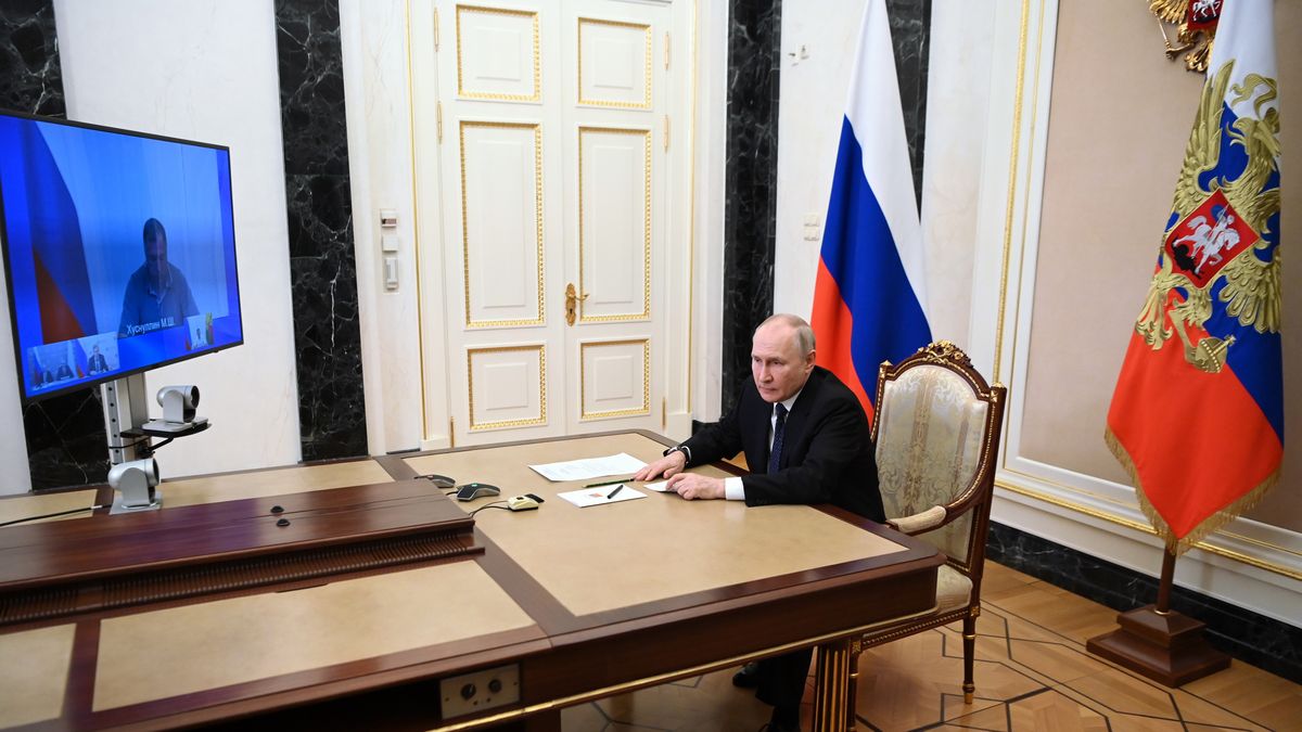 Russian President Vladimir Putin attends a video conference from the Moscow Kremlin to discuss an emergency on Crimean Bridge, in Moscow, Russia 17 July 2023. The Investigative Committee of Russia said that one of the sections of the Crimean bridge was damaged in the night of 16 to 17 July. Two civilians, a man and a woman, were killed while driving a car across the bridge; their minor daughter was injured in the incident, the statement added. Russia has blamed 'special services of Ukraine' for the 'attack', and said it launched a criminal investigation into the incident. EPA/ALEXANDER KAZAKOV / SPUTNIK / KREMLIN POOL Dostawca: PAP/EPA.