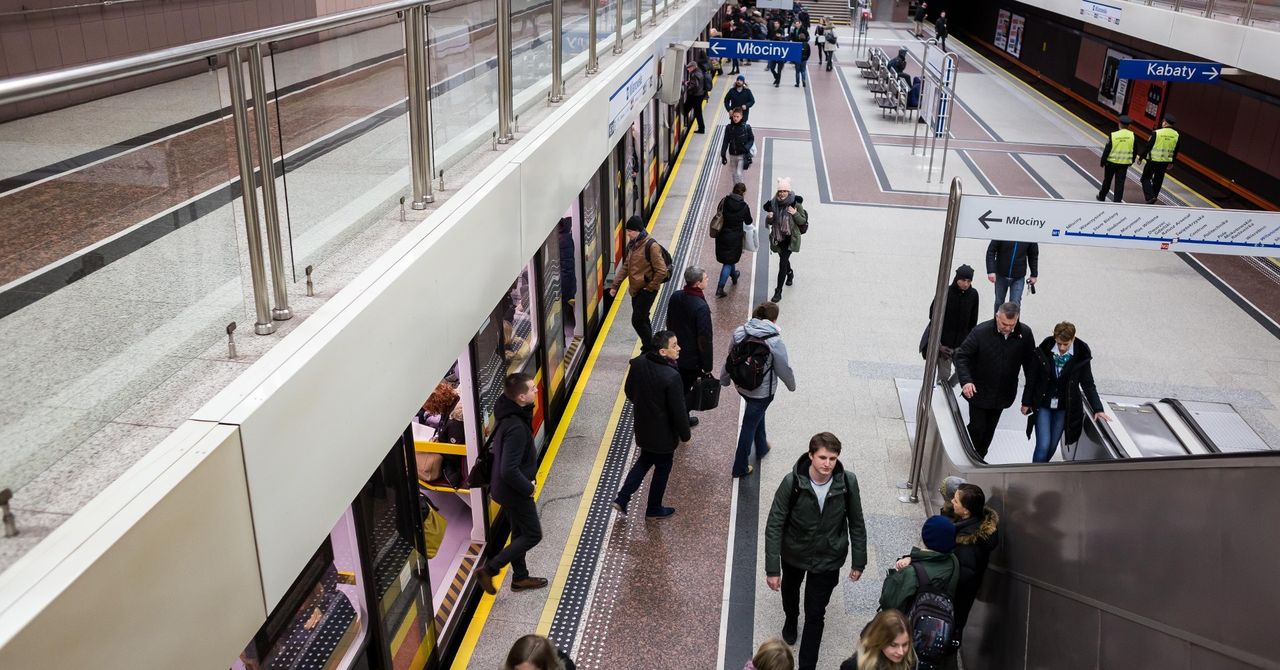 Warszawa: Brutalne sceny na stacji metra. Uderzył mężczyznę w twarz