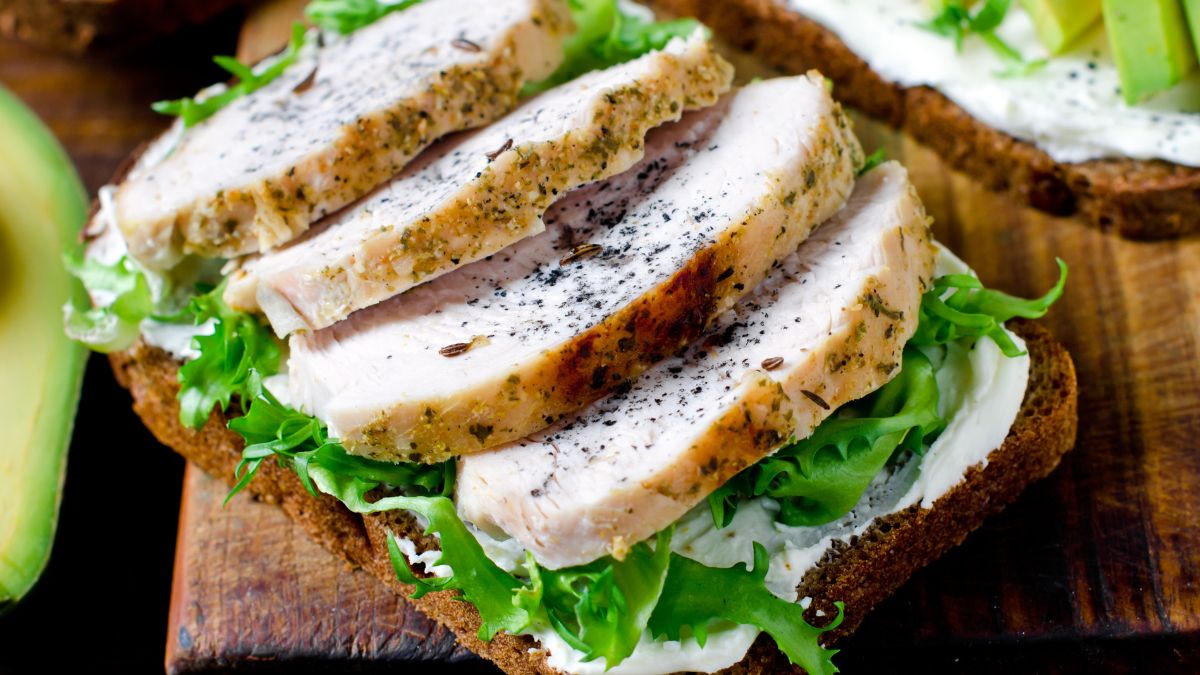 Kanapka z domową wędliną jest o wiele zdrowsza