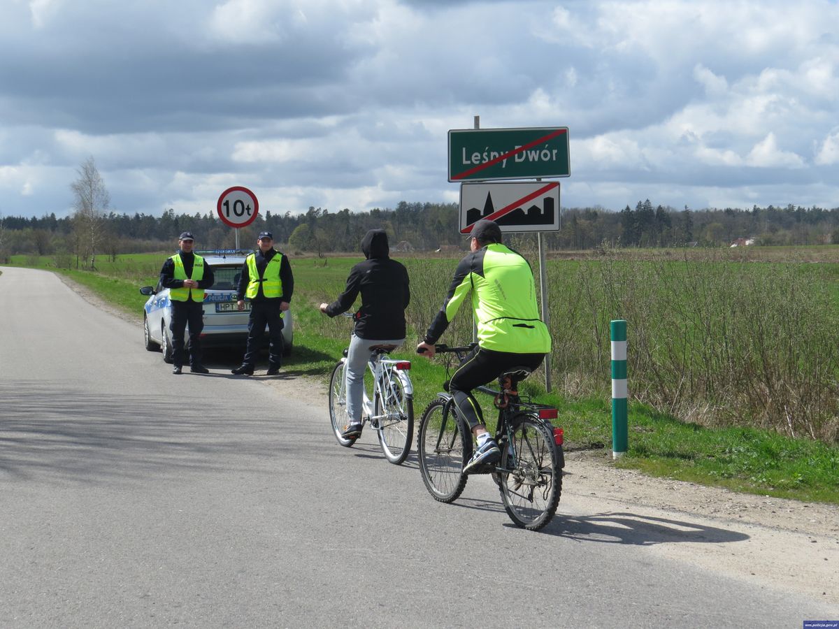 Wyprzedzając rowerzystę, należy zachować przynajmniej metr odstępu - i tu pojawia się problem