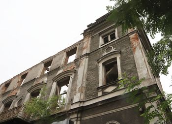 Radom: Budynek dawnej szkoły przy ulicy Słowackiego 6 wciąż niszczeje. Co dalej z tym obiektem?