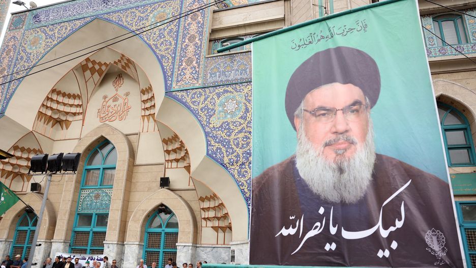 People stand next to a billboard with a picture of late Hezbollah leader Hassan Nasrallah during an anti-Israel protest in Palestine Square in Tehran, Iran, 28 September 2024. The Lebanese militant group Hezbollah confirmed that its leader, Hassan Nasrallah, was killed in an Israeli military strike on the group's central headquarters in Beirut on 27 September 2024. Iran condemned the Israeli strikes on Lebanon. EPA/ABEDIN TAHERKENAREH Dostawca: PAP/EPA.