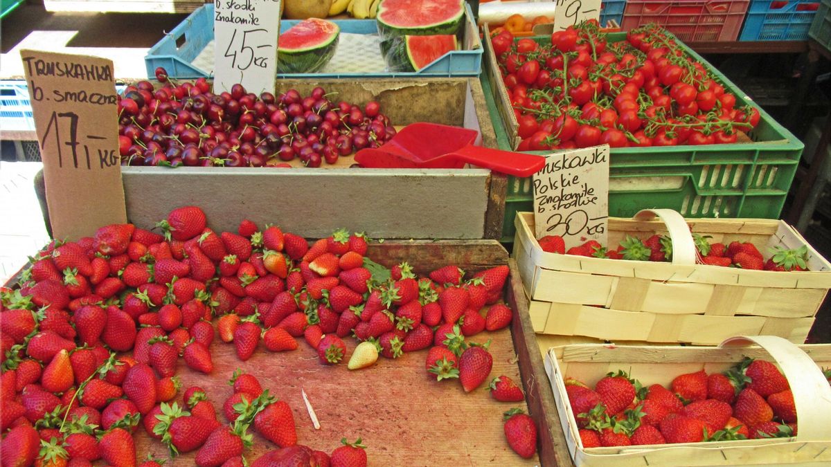 Ceny truskawek na bazarach wciąż wysokie. W hurcie jednak cena się załamała. 