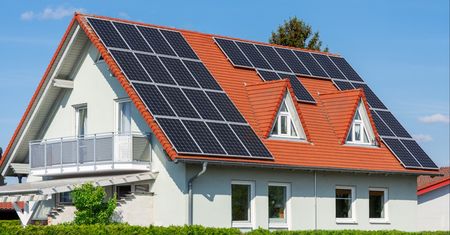Nachodzą domowników i "kontrolują" panele. Urząd wydał komunikat