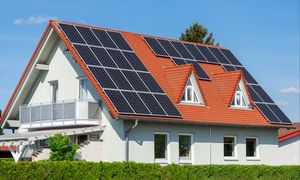 Nachodzą domowników i "kontrolują" panele. Urząd wydał komunikat