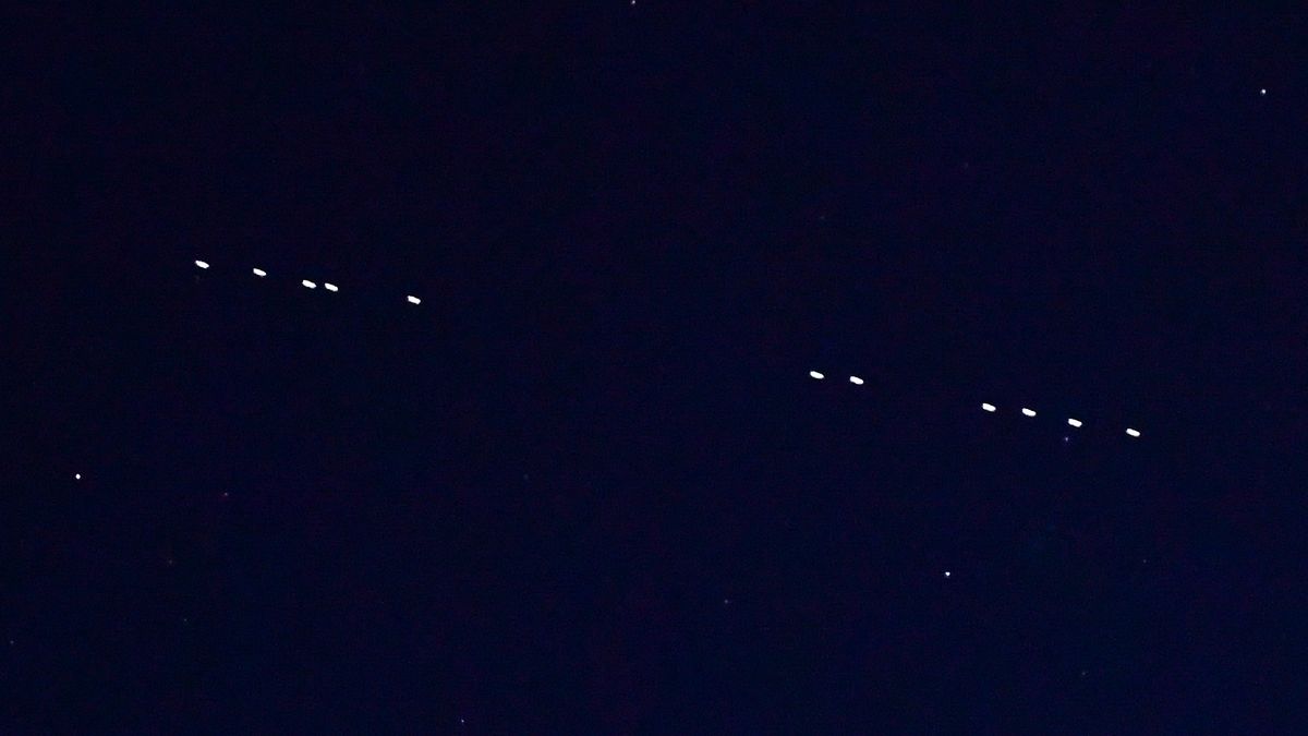 Satelity Starlinka na nocnym niebie (Getty Images)