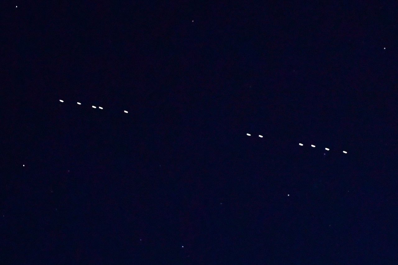 Satelity Starlinka na nocnym niebie (Getty Images)