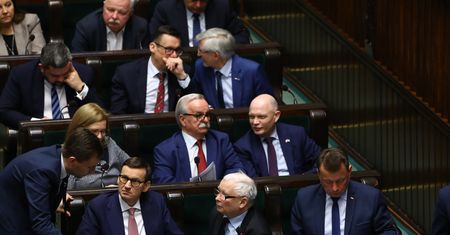 Dwutygodniowa majówka posłów. "Błogie wylegiwanie się do góry brzuchem"