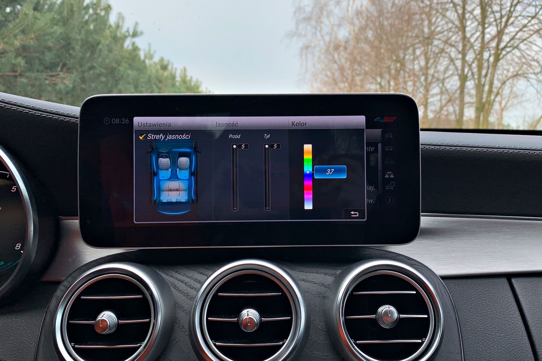 Oświetlenie wnętrza: można wybrać z 64 kolorów. Nieźle!