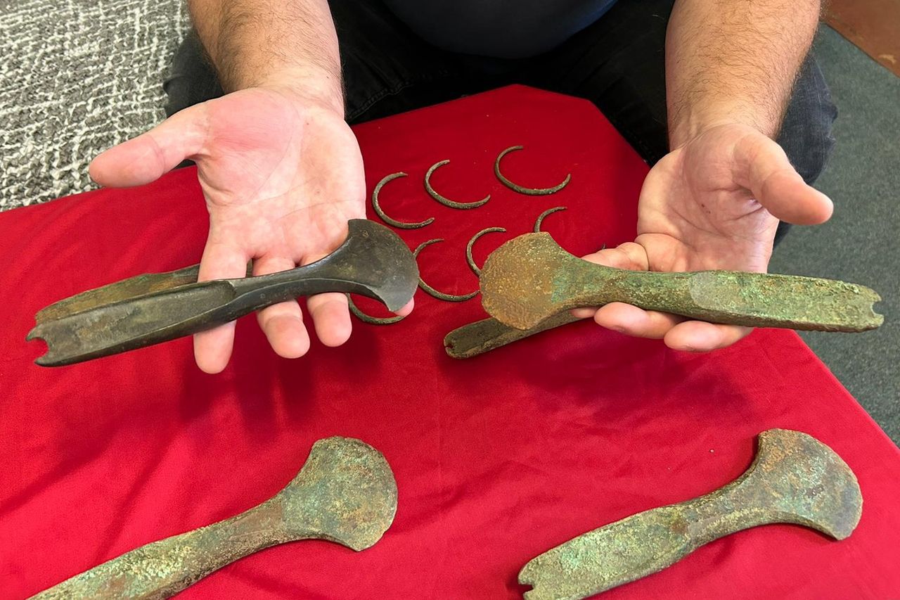 Archaeologists unearth 3,600-year-old bronze treasures in Czech Republic