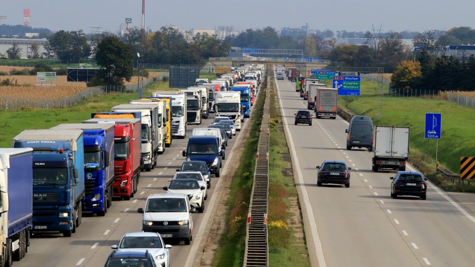 Ogromy korek na autostradzie A4 pod Wrocławiem. Straż usuwa długą plamę oleju