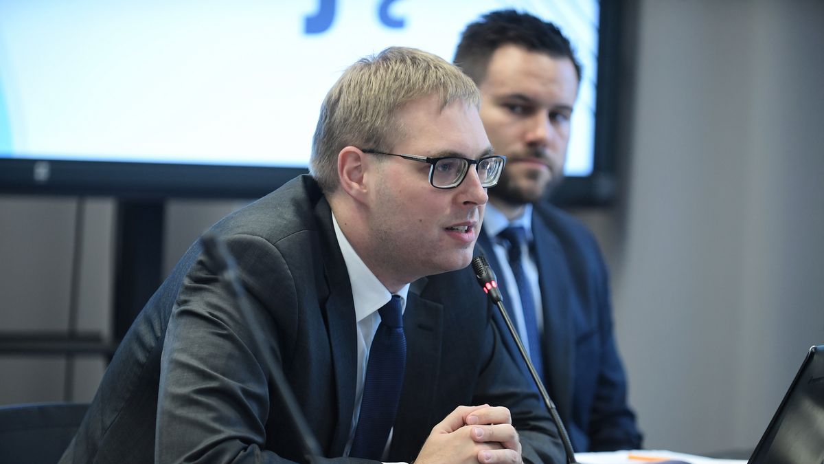 Podatnik bezgotówkowy. Status ten zapewni przedsiębiorcom nowe ulgi podatkowe - zapowiedział Jan Sarnowski (na zdjęciu na pierwszym planie).