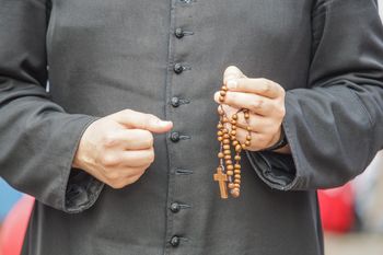 Znaleźli mefedron u księdza. Jest komunikat Archidiecezji Warszawskiej
